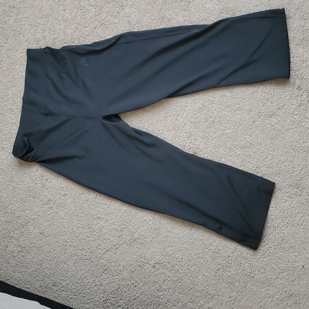 EUC Womens Adidas capri workout pants